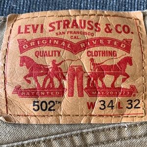 Levi’s 502. 34x32. Slim fit. Tan.